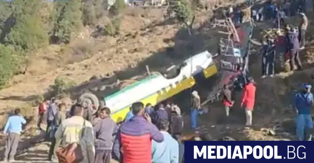 Най малко 14 души загинаха и 52 ма бяха ранени