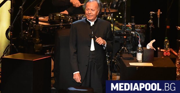 Две бивши служителки на певеца Хулио Иглесиас го съдят в