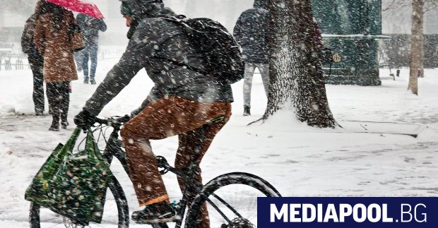 През следващото денонощие обстановката в България остава усложнена Снеговалежите ще