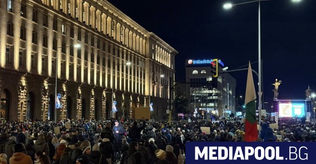 Протест под надслов Няма да освините и тези избори събра