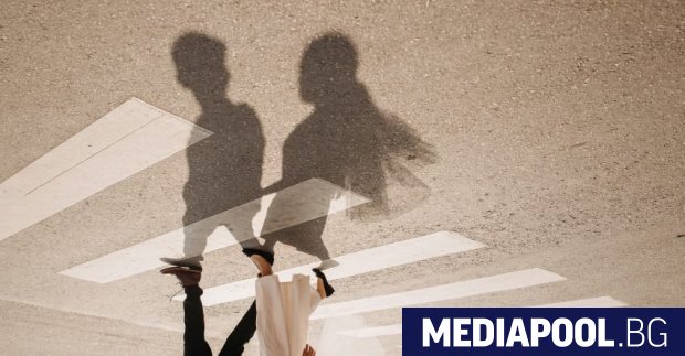 Двойка сяда в ресторант в края на работния ден Менюто