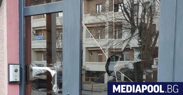 Неизвестно лице е потрошило стъклата на входната врата на българското