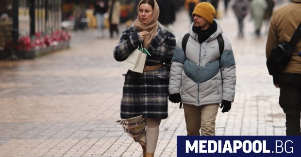 В понеделник времето ще остане много студено но по късно