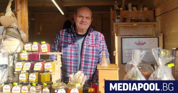 Срещаме пчеларя Александър Йовчев на градския площад в Кюстендил малко