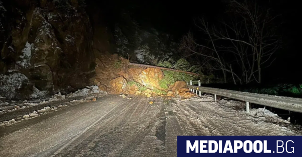 Над 150 кубични метра скална маса затвори късно вечерта в