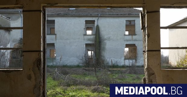 Краката ни вече са премръзнали когато стъпваме по понтонния мост