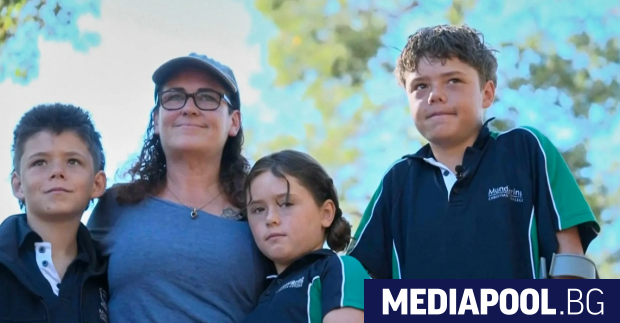 13 годишно момче плува четири часа в студените и бурни