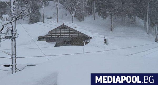 Обилни снеговалежи отнеха живота на 30 души в Япония през