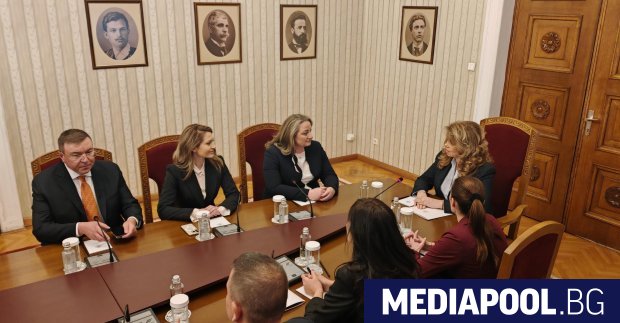 От ГЕРБ предложиха на президента Илияна Йотова да си избере