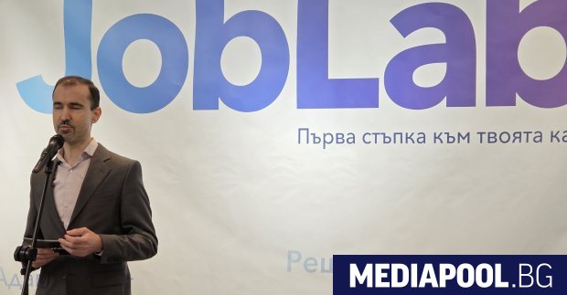 Около 150 ученици от 11 и 12 клас в четири