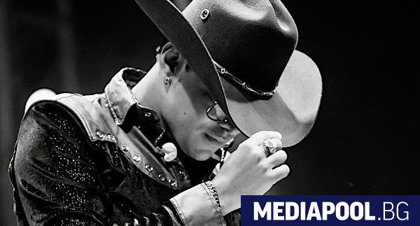 Популярният колумбийски певец Йейсон Хименес и членовете на групата –