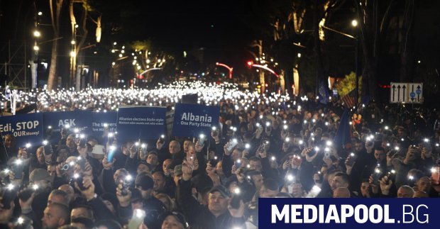 Сблъсъци между полицията и протестиращи срещу правителството избухнаха вечерта на