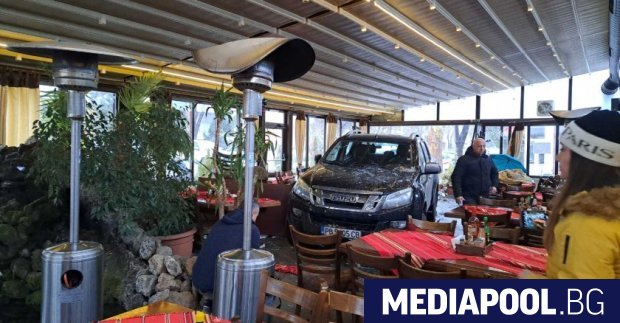 Джип се вряза в ресторант в жилищен район Тракия в