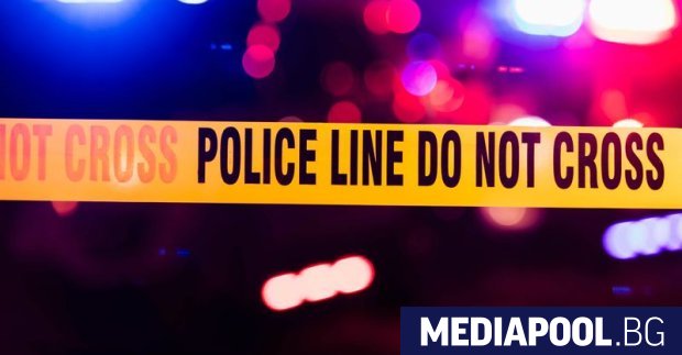 Кола се блъсна във входа на сграда в която се