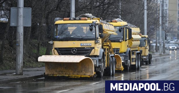 Републиканските пътища се обработват от 290 снегопочистващи машини трасетата са