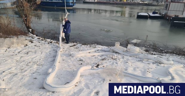 Стара баржа е потънала частично край румънския град Гюргево и