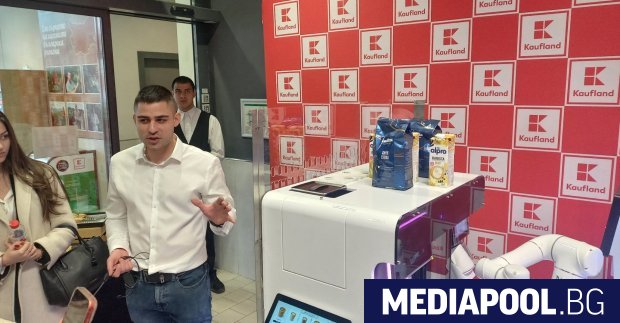 Бариста робот прави 15 вида кафе в един от магазините