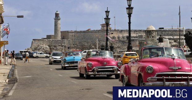 В Хавана е почти обяд когато няколко туристи изскачат от