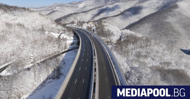 Усложнена остава пътната обстановка в страната заради снеговалежите   Над