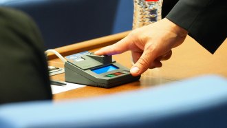 По волята на мнозинството и Възраждане секциите в чужбина се намаляват (обновена)