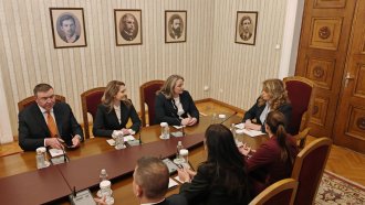 ГЕРБ предложи на Йотова да си избере депутат за служебен премиер, тя с резерви