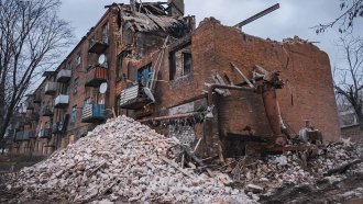 Разрушения от руски удар в украинския град в Донбас Краматорск