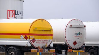 "Карлайл" договори с "Лукойл" активите й зад граница, при сделка парите остават в САЩ