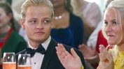 Дело за изнасилване хвърли сянка върху норвежкото кралско семейство. Синът на престолонаследницата е на подсъдимата скамейка