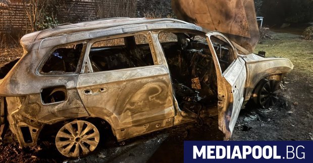 Автомобилът и входната врата на дома на кмета на Бистрица