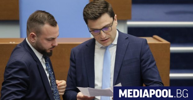 Два текста спънаха на финалната права Става дума за