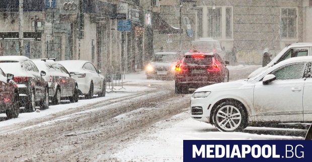 Предупреждение за опасно време заради снеговалежи е голяма част от