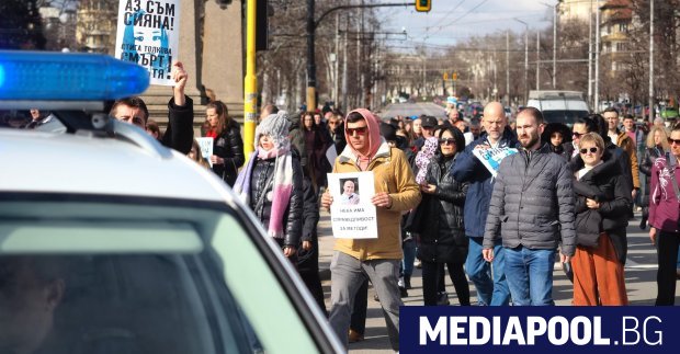 Близки на загинали при катастрофи и граждани се събраха на