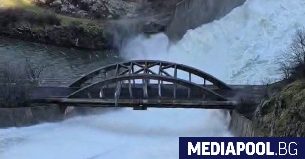 Висока вълна породена от обилните валежи в Южна България която