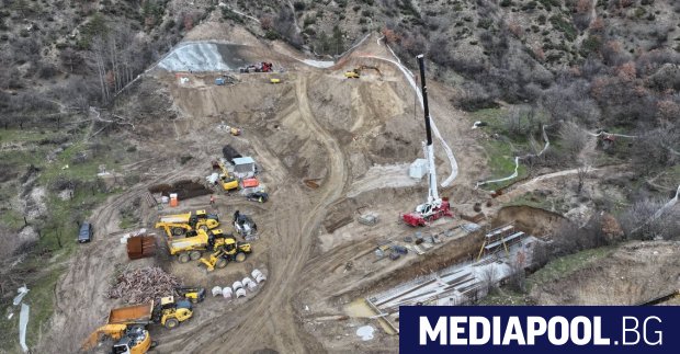 Изграждането на три големи моста и два тунела на обходния