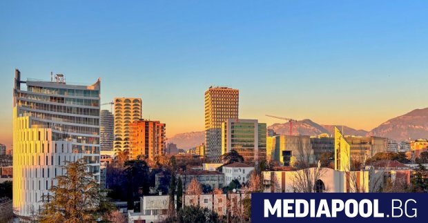 Центърът на Тирана е гъсто населен и кипи от хора