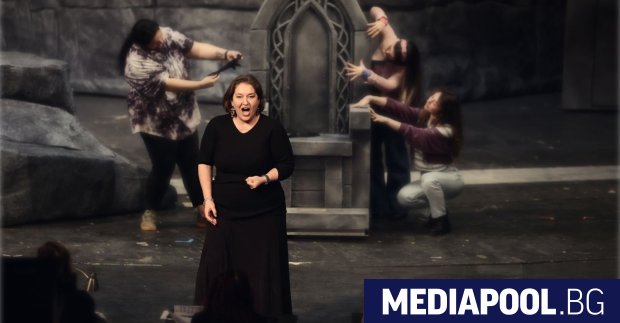 Игра на мрак сенки и светлина битка между доброто и