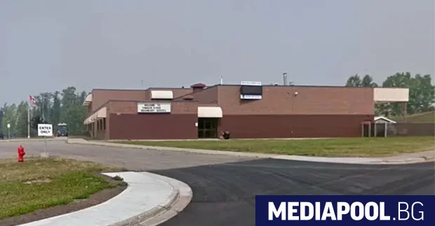 Десет души загинаха след като нападател откри огън в гимназия