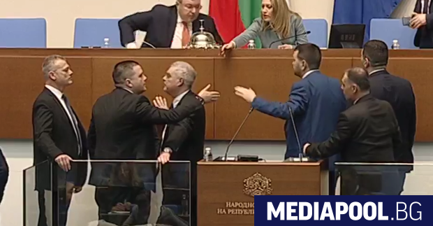 Парламентарното заседание в четвъртък започна с остра декларация на ИТН