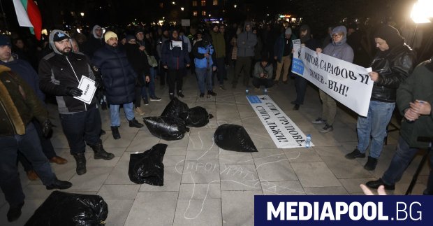 Граждани протестираха в сряда вечерта пред сградата на Министерството на