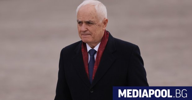 Министърът на отбрната Атанас Запрянов е единственият от кабинета на