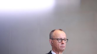 Повечето германци подкрепят идеята за преговори между Мерц и Путин