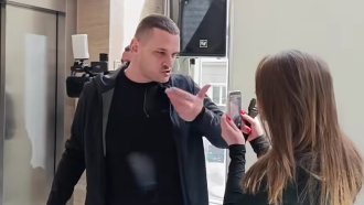 Изгониха влогър от парламента заради обиди към журналисти, ИТН го върна