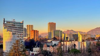 В столицата на Албания има най-разнообразни сгради и въпреки че търсенето не е голямо, цените растат, а строителството не спира, Сн. Voxeurop