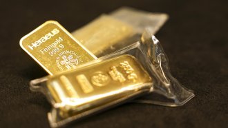 Златото и среброто възстановиха цените си след лек спад