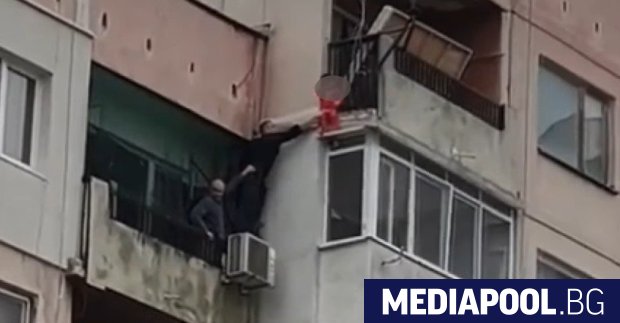Малко дете беше спасено от полицаи след като е било