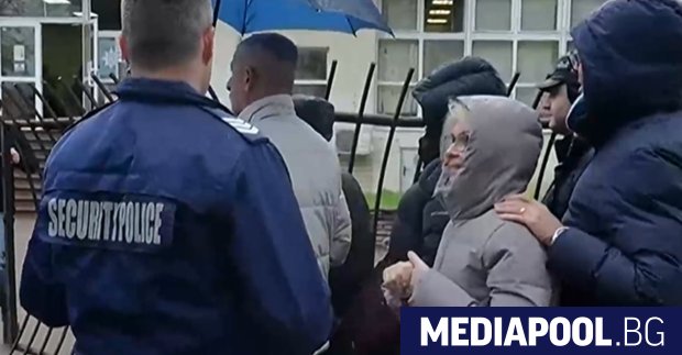 От няколко месеца пред сградата на служба Миграция в Пловдив се
