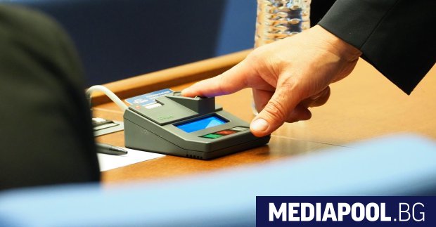 Опитът на Възраждане да саботира подписаното от служебния премиер Андрей