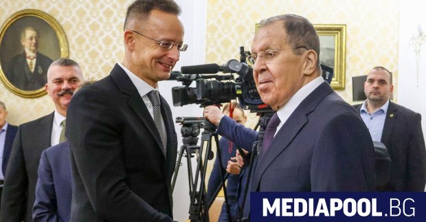 Унгарският външен министър Петер Сиярто и руският му колега Сергей