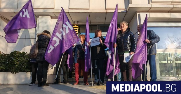 Служителите на Български пощи протестираха за кратко на много места