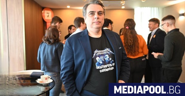 Лидерът на Продължаваме промяната Асен Василев обвини бившия президент и
